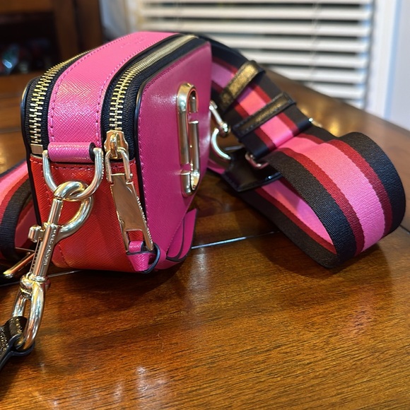 Fun pink, red & black Marc Jacobs with matching striped adjustable guitar strap - Picture 13 of 14
